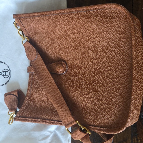 Beautiful Replica Halston Cross Body Bag. Great Condition! Tan, Gold Hardware. - Picture 4 of 11